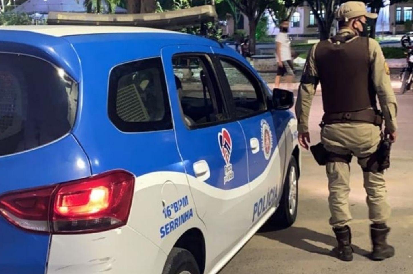 Homem é detido com simulacro de arma de fogo em bar de Serrinha  