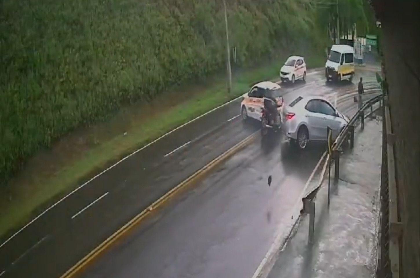 Imagens mostram impressionante acidente entre carro de autoescola e motocicleta