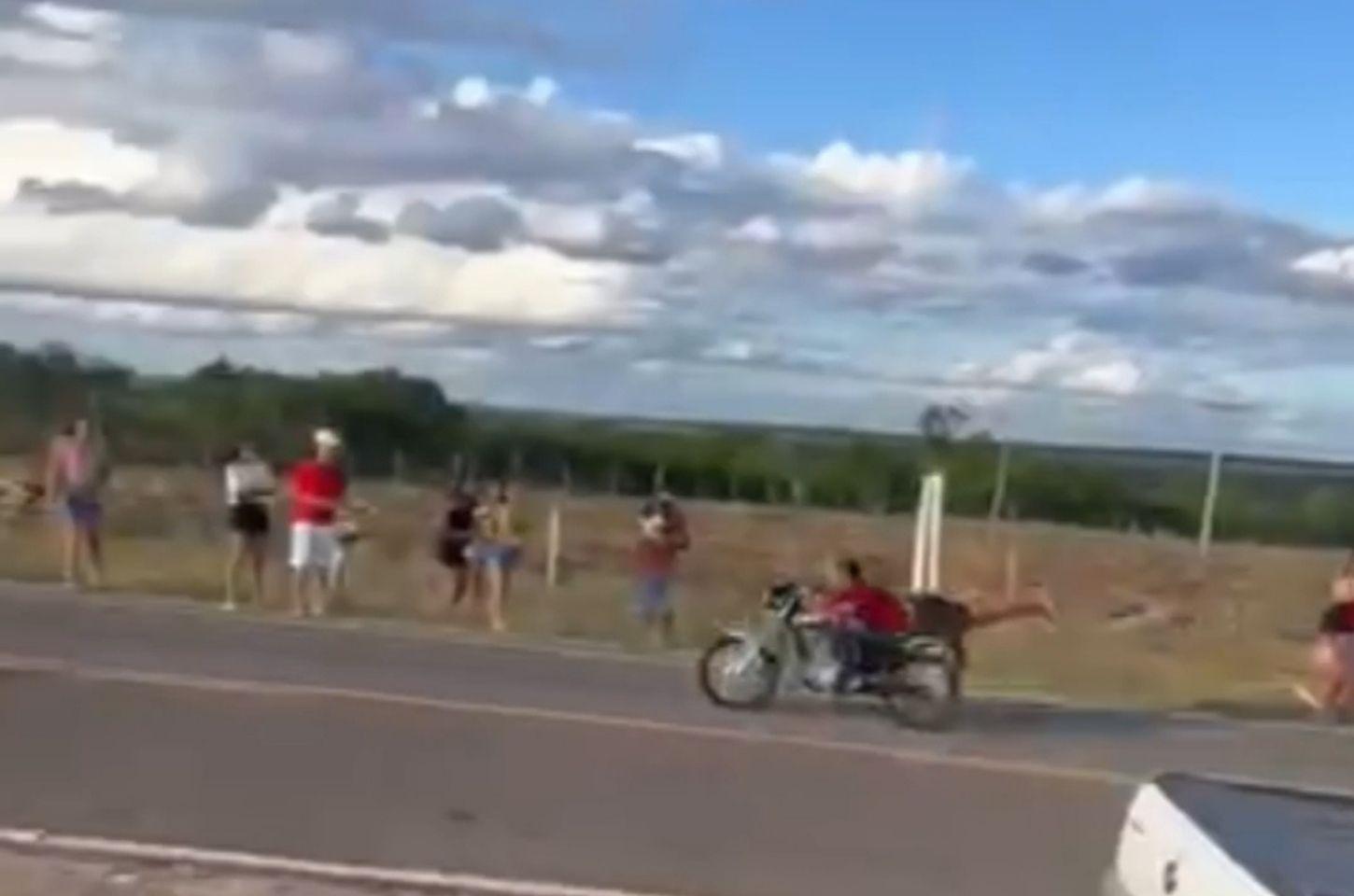 Jovens se arriscam em manobras perigosas com motocicletas em Araci