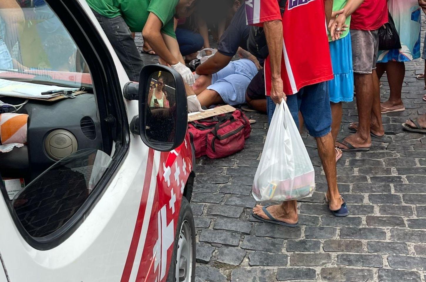 Mãe e filha grávida caem de moto após derrapar em óleo na pista em Coité