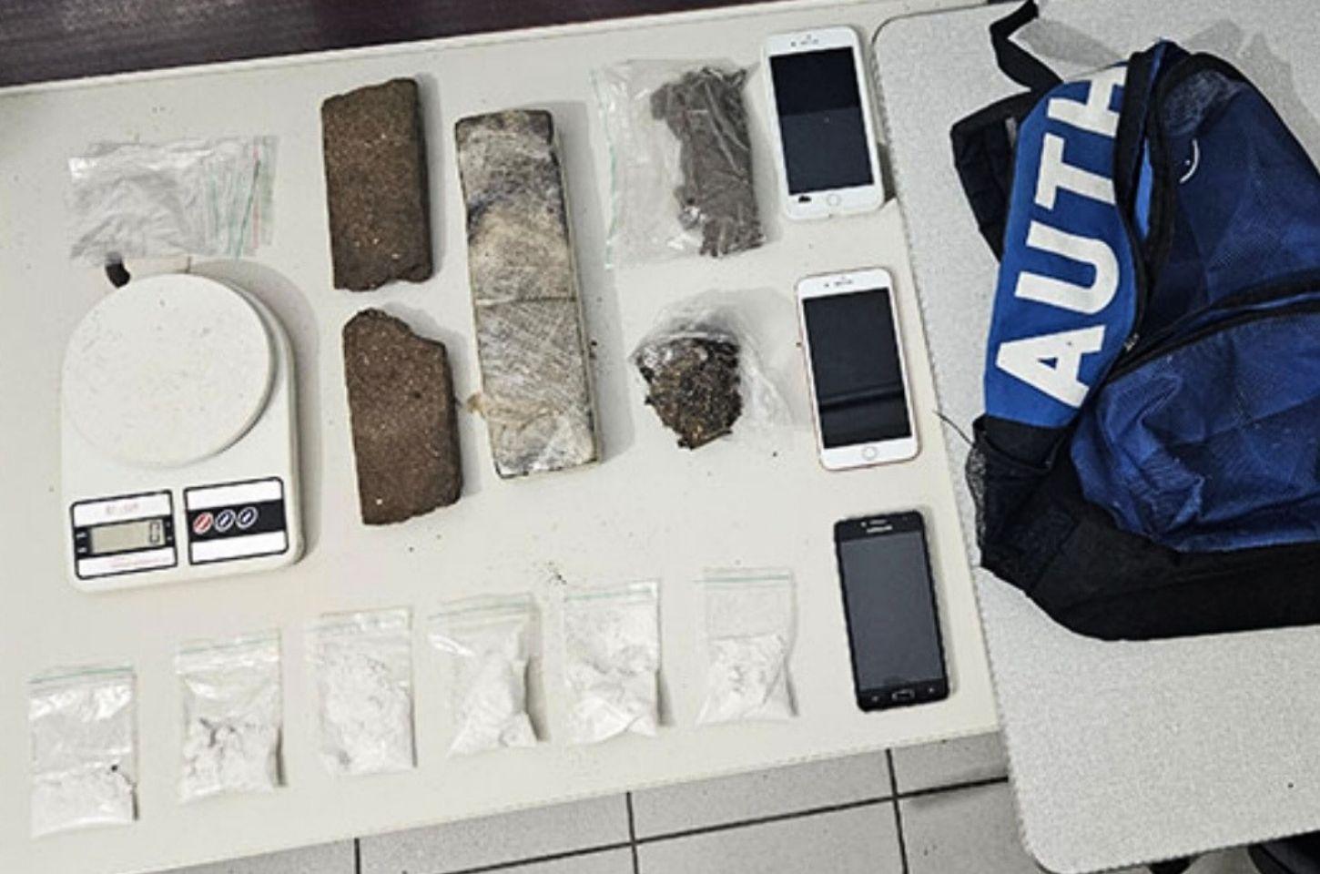 Mulheres são flagradas com drogas em Coité; homem consegue fugir