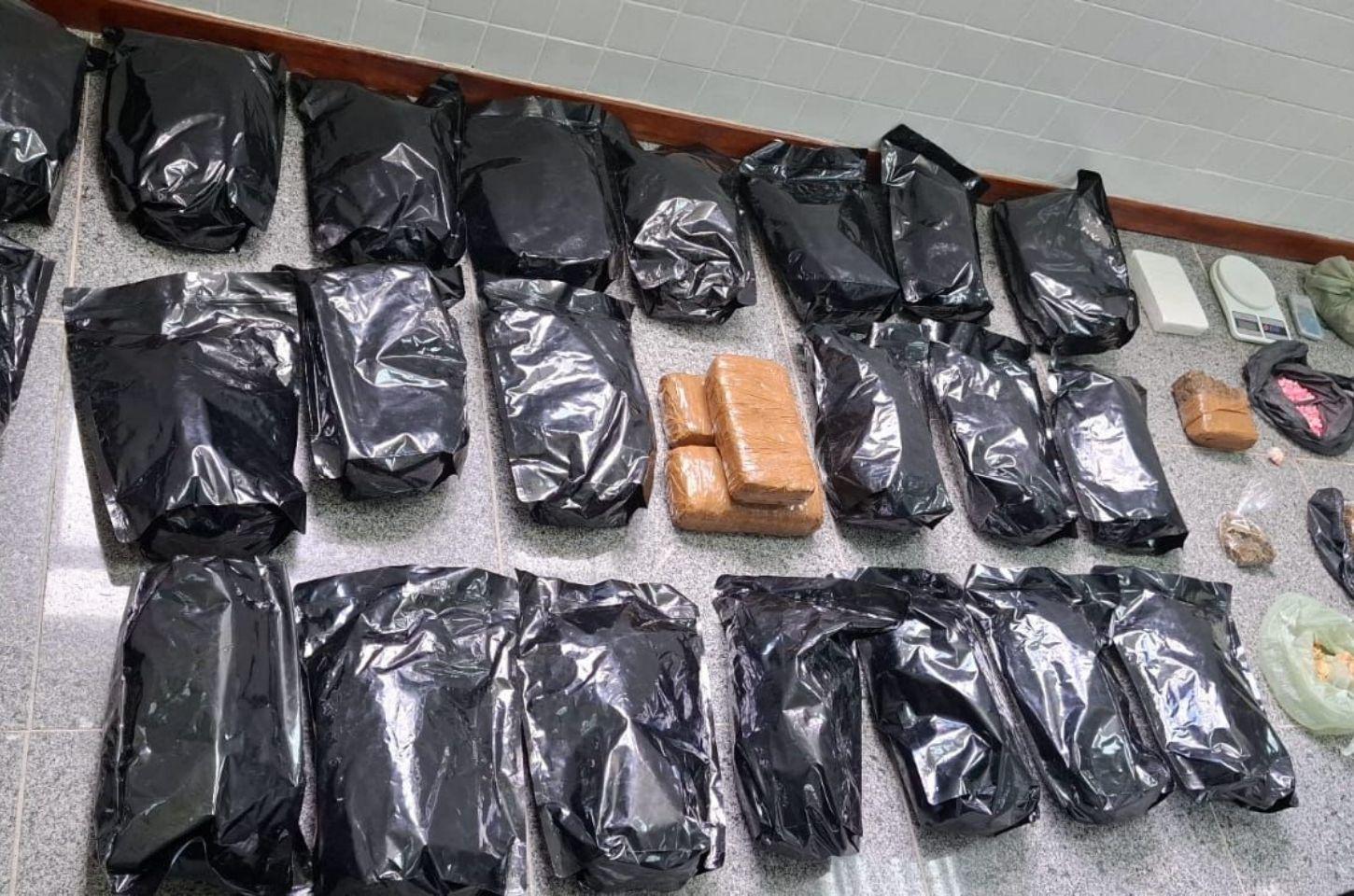 Polícia apreende drogas e prende mulher suspeita de tráfico de drogas em Feira de Santana