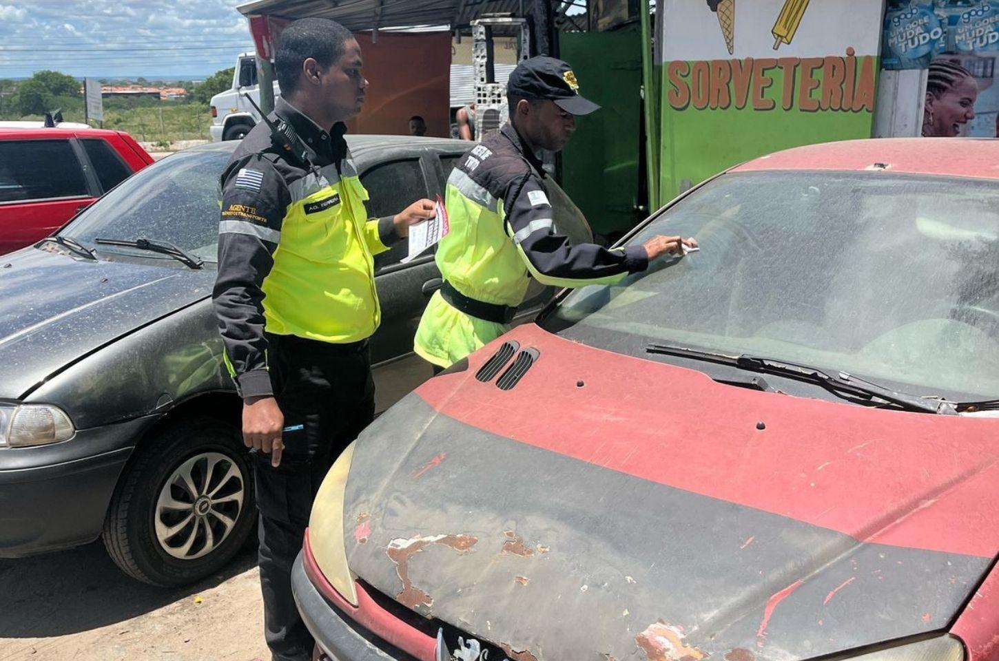 Prefeitura de Serrinha notifica veículos abandonados e intensifica fiscalização
