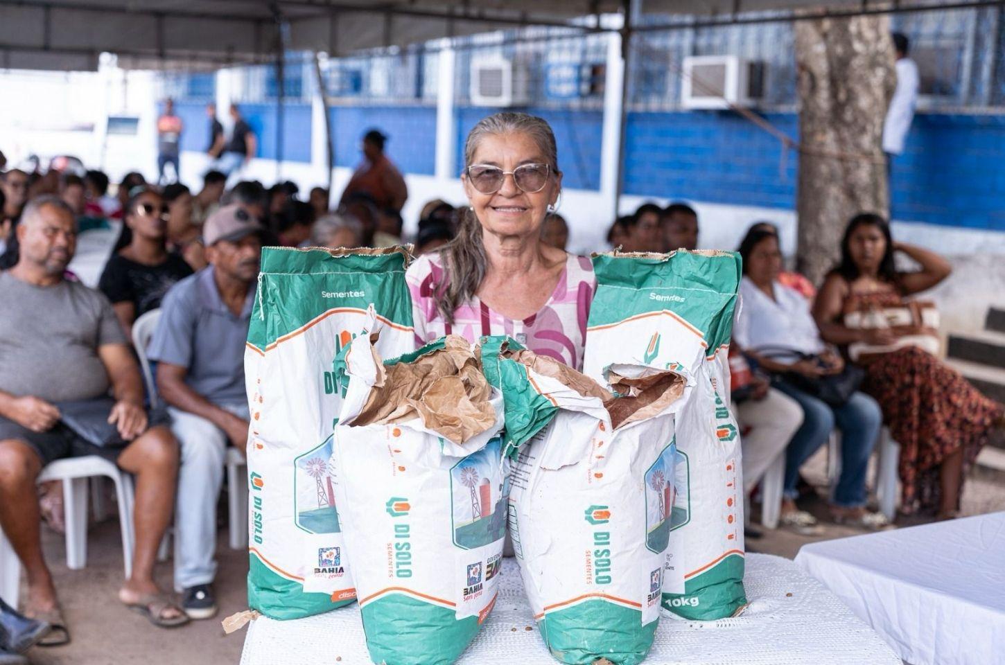 Serrinha entrega mais de 7 toneladas de sementes para agricultores