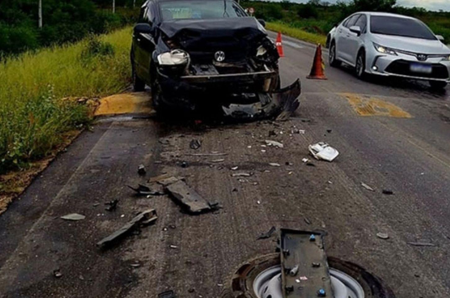 Van dirigida por morador de Serrinha é atingida por carro em Santaluz