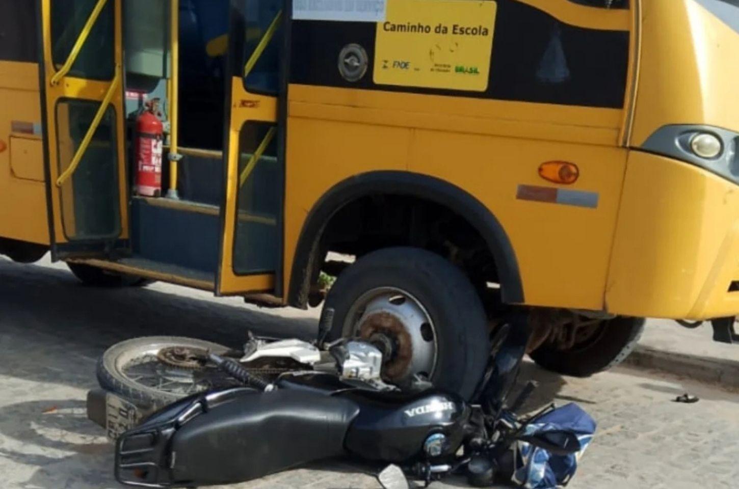 Acidente entre ônibus escolar e moto deixa ferido na região do sisal