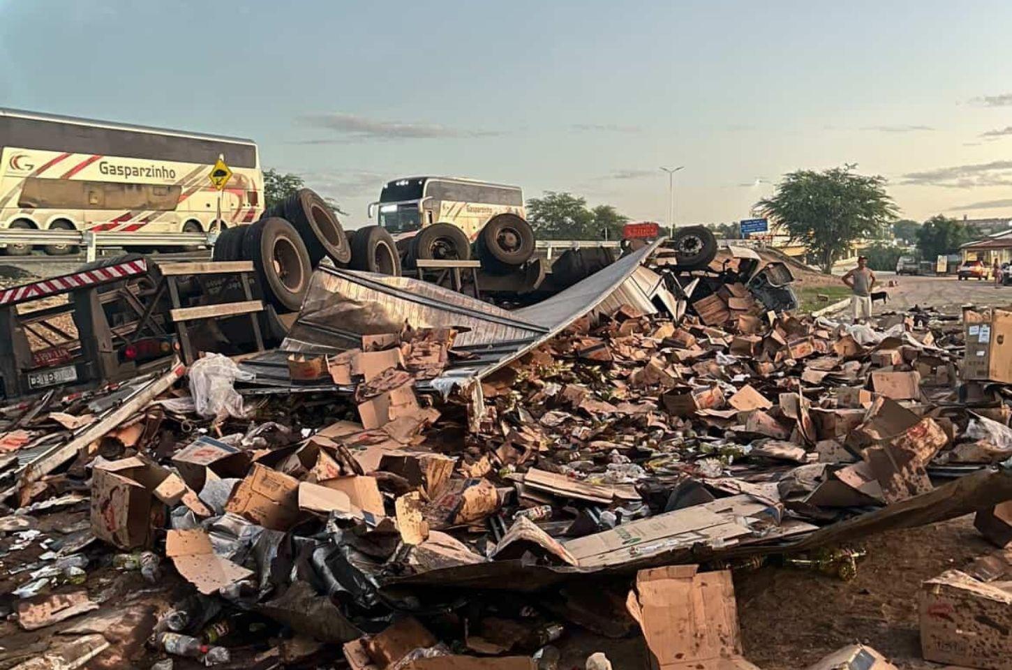 Caminhão carregado com garrafas de óleo vira em trecho da BR-116 Norte durante a madrugada