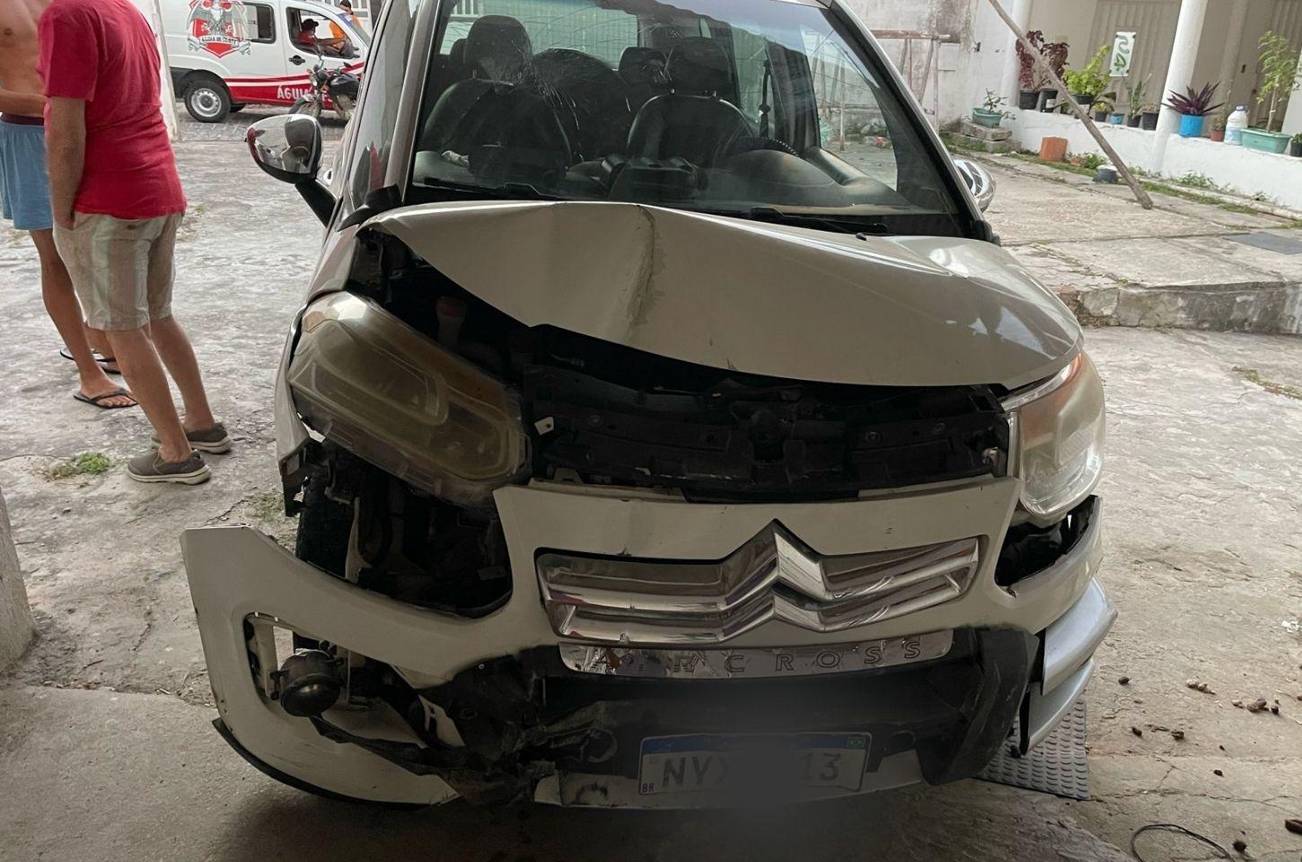 Idoso perde controle de veículo e colide com carro estacionado em Coité
