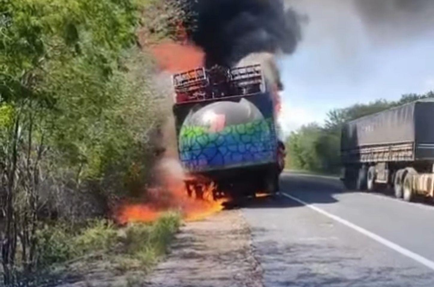 Incêndio atinge Trio Elétrico Dragão durante deslocamento para evento