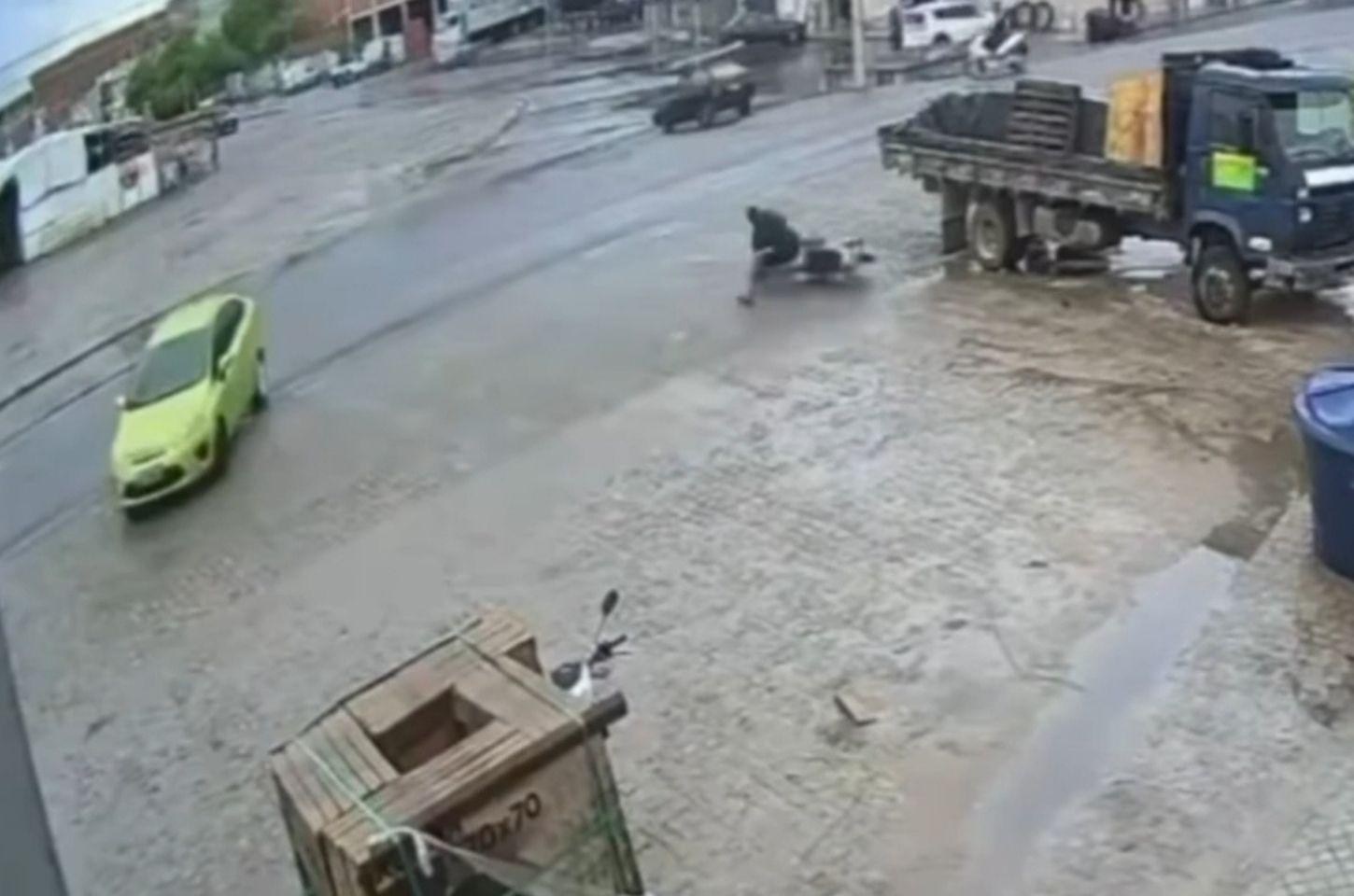 Motociclista colide com carro ao tentar desviar de manobra na BA-120