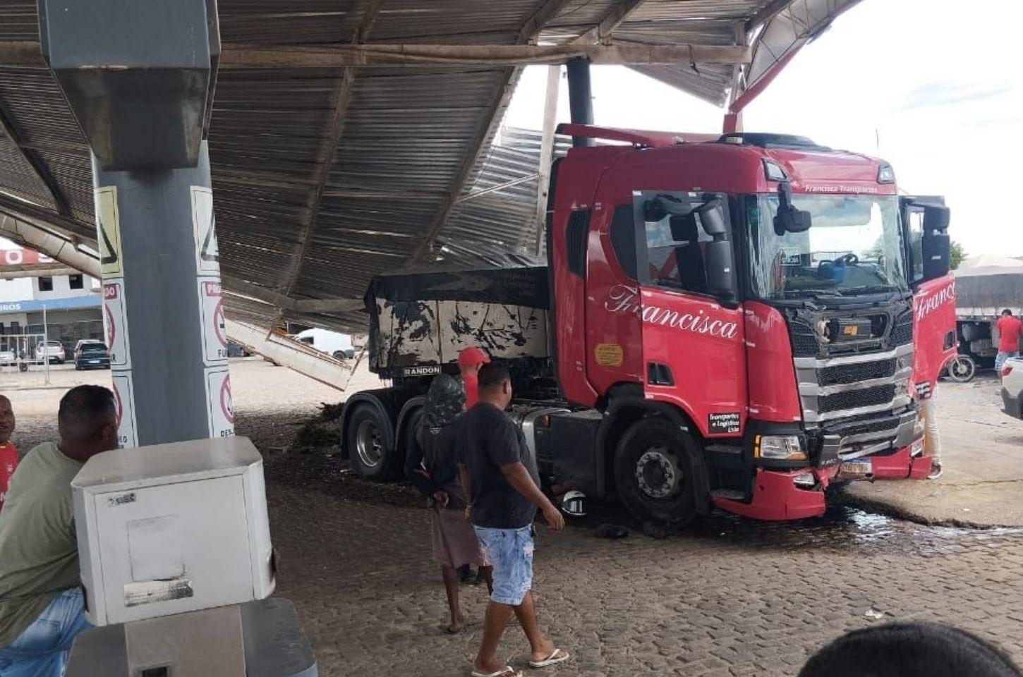 Motorista colide caminhão em estrutura de posto de combustíveis em Araci