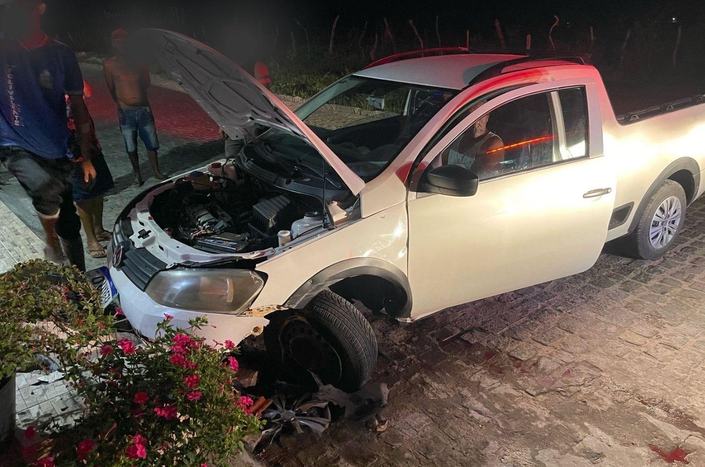 Motorista colide contra residência em Coité; Idosa escapa por pouco