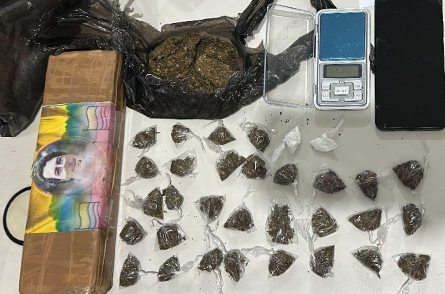Mulher é detida por suspeita de tráfico de drogas em Serrinha
