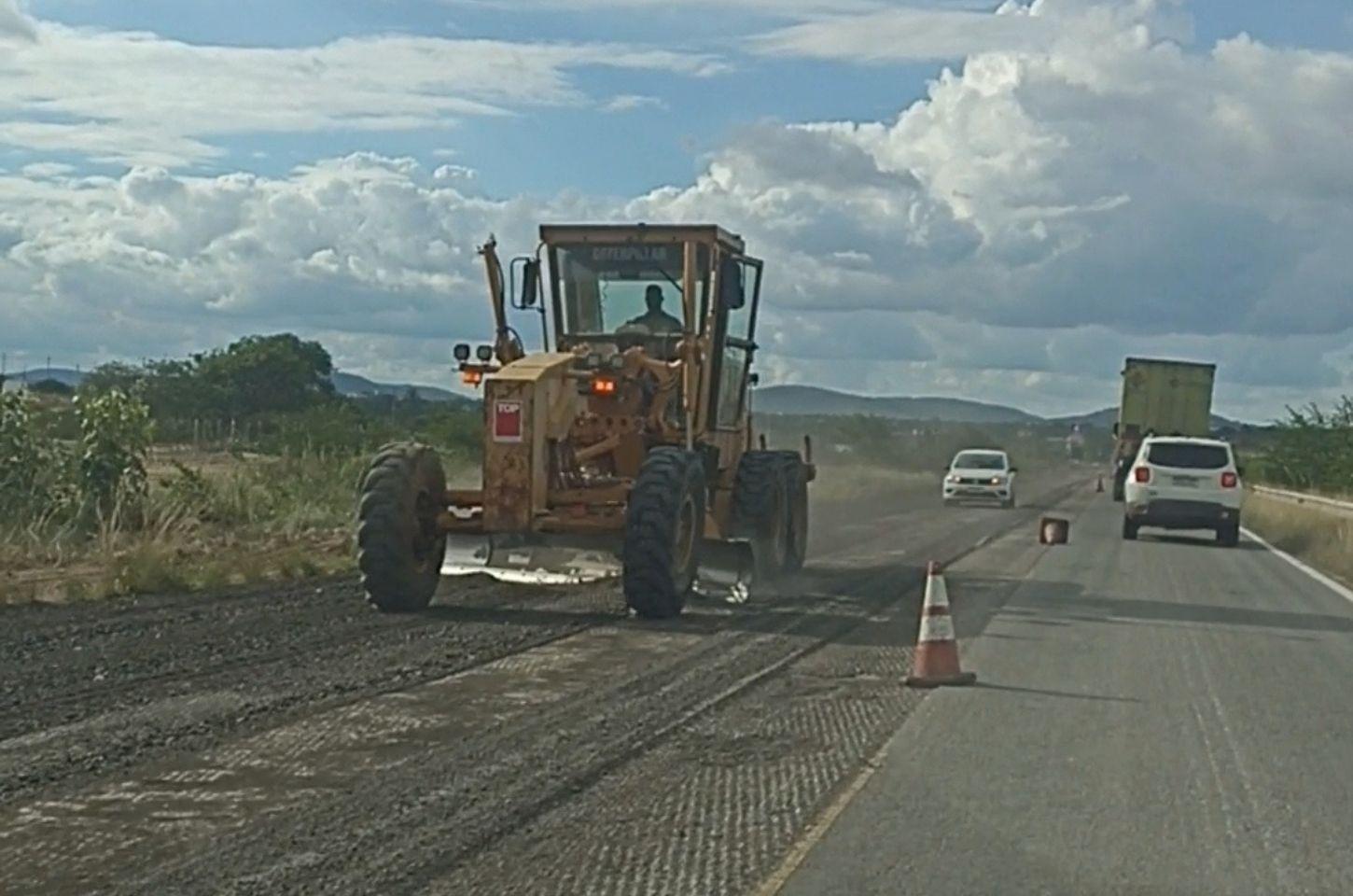 Obras de recapeamento causam congestionamentos na BR-116 Norte em Serrinha