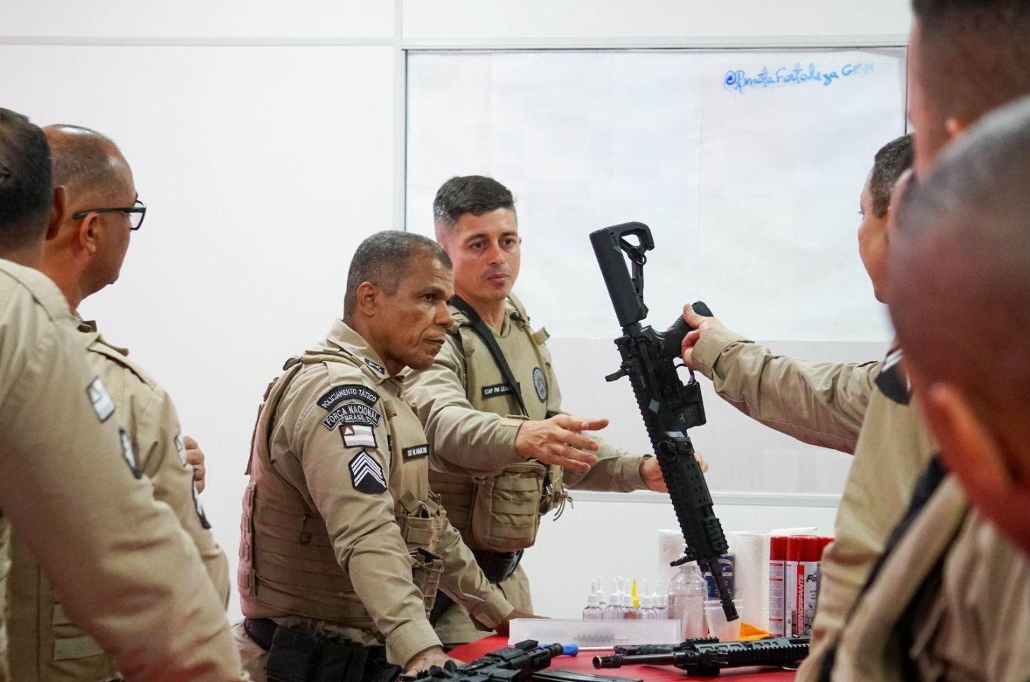 Policiais da região do sisal passam por treinamento para manuseio de fuzis israelenses