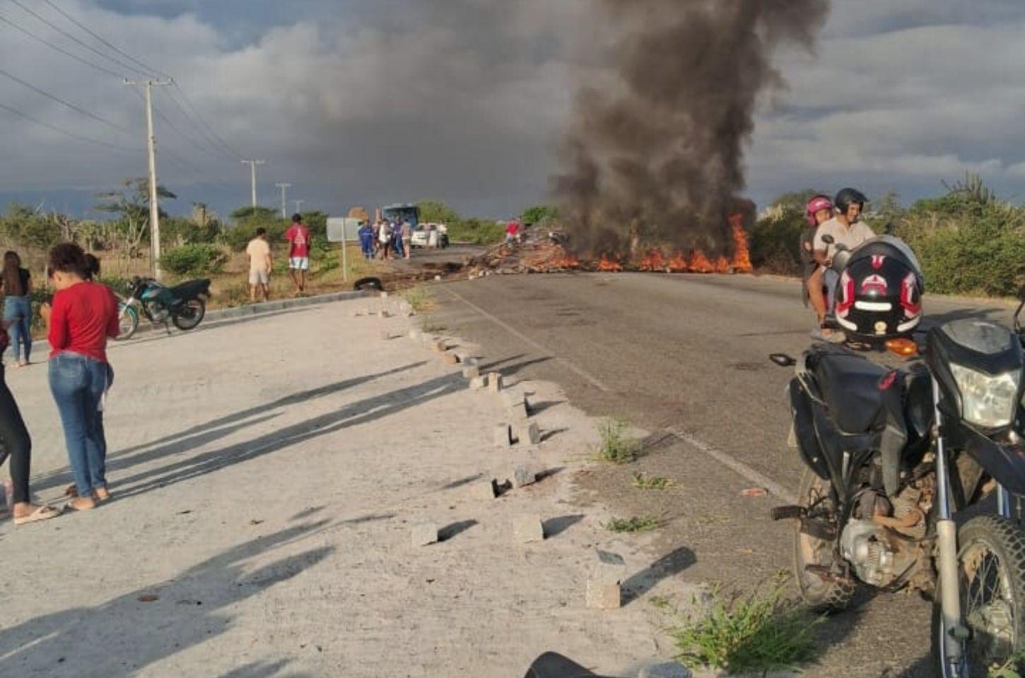 População protesta após acidente fatal envolvendo animal na BA-411 em Coité