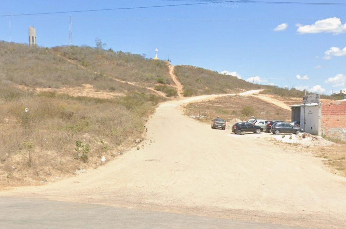 Prefeito de Serrinha solicita pavimentação do acesso à Colina da Santa