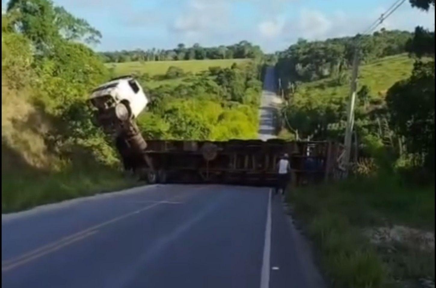 Tombamento de carreta carregada com galões de água bloqueia estrada na Bahia 