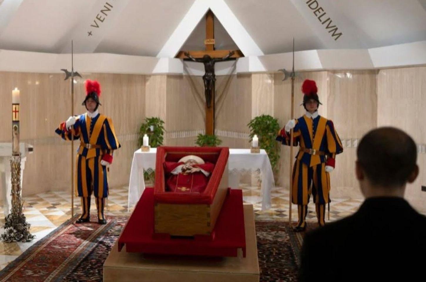 Vaticano divulga primeiras imagens de Papa Francisco em seu caixão