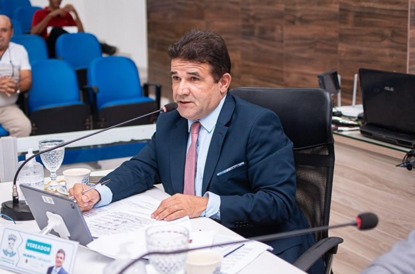 Vereador Gilberto Carvalho solicita cedência de prédios escolares para o município