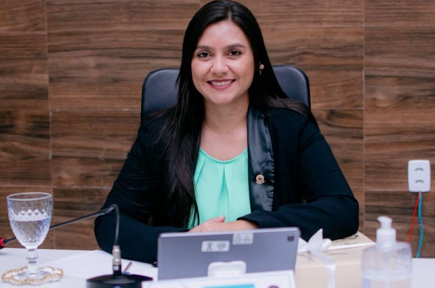 Vereadora Mariana Cunha explica votação para ajuste em artigo da taxa de lixo em Serrinha