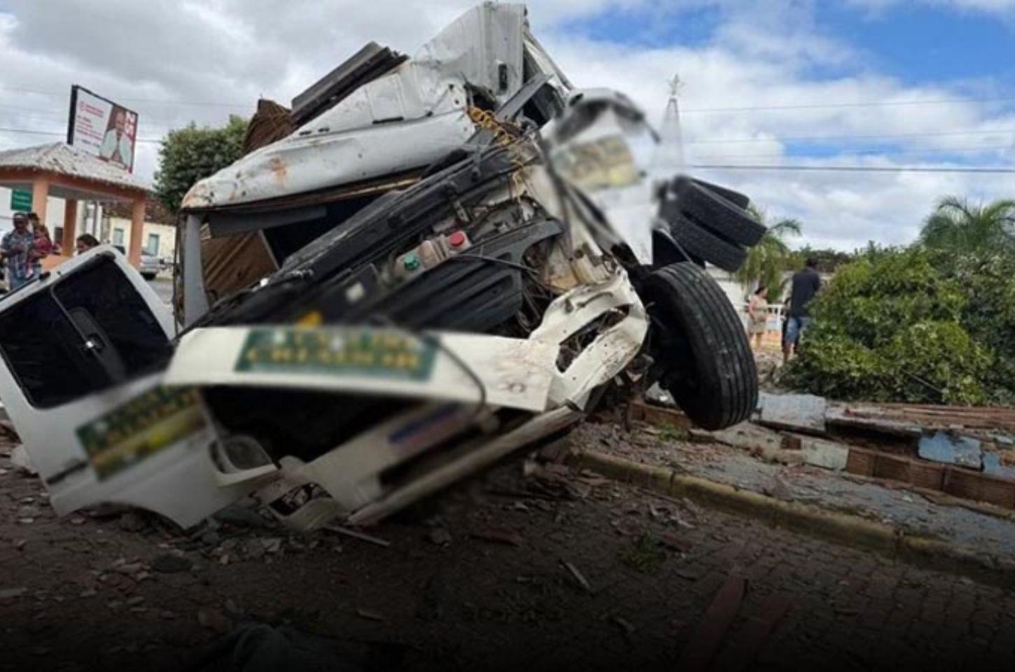 Caminhão desgovernado destrói parte de praça em cidade na Bahia