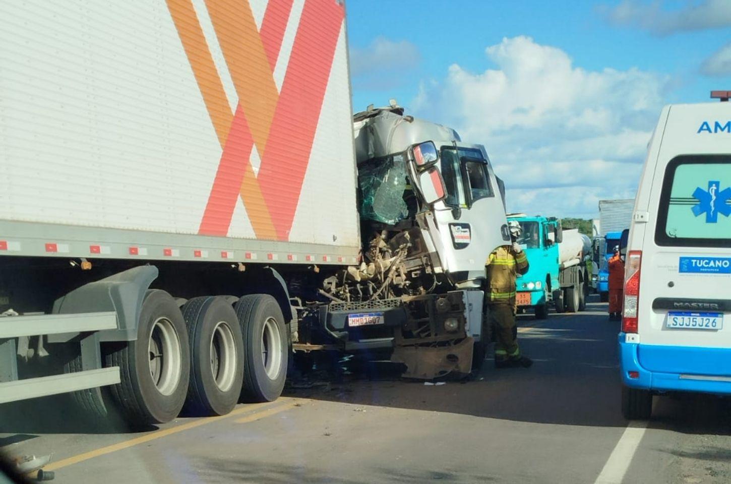Colisão entre caminhões causa congestionamento na BR-116 próximo a Lamarão