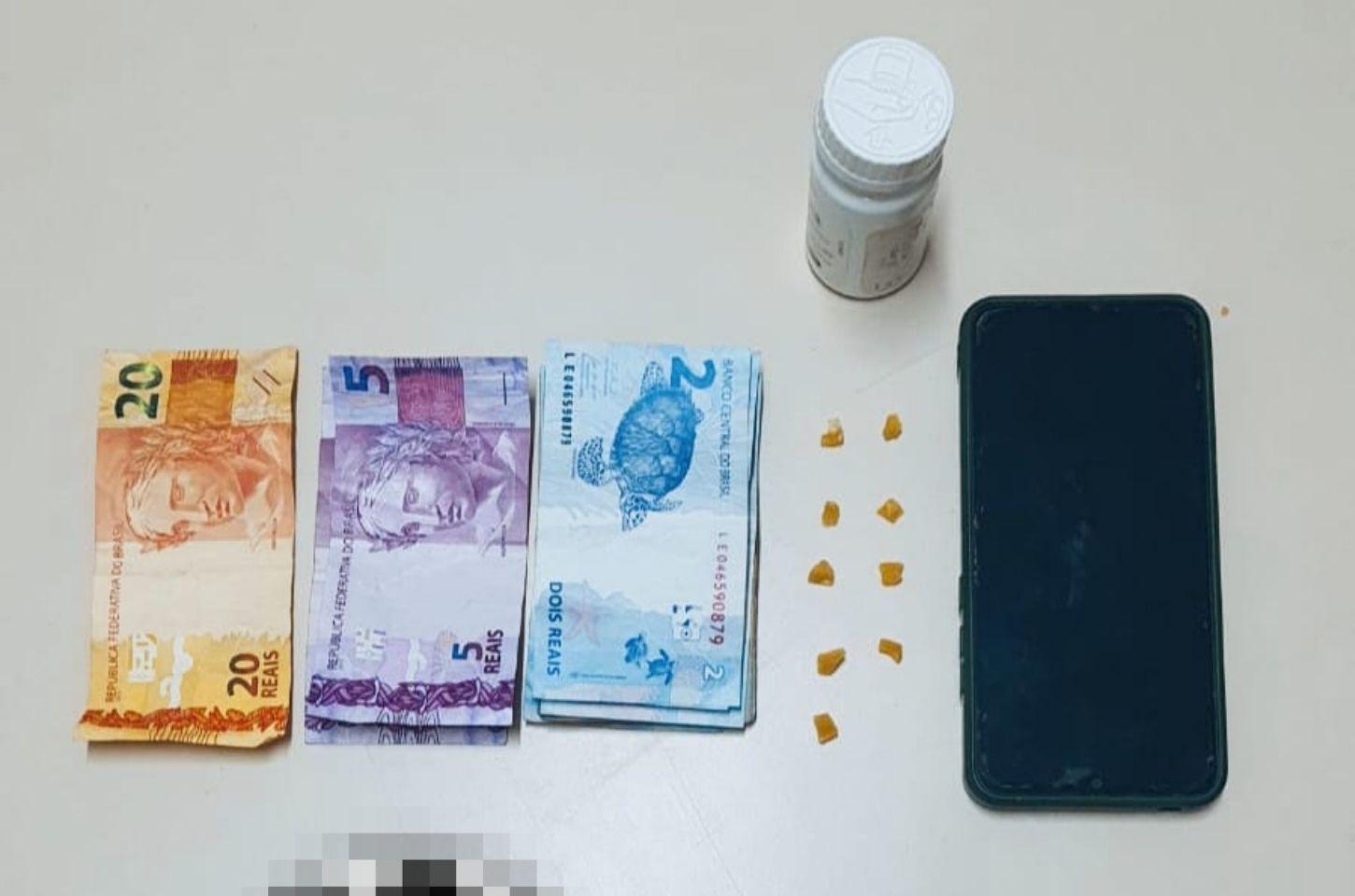 Homem é detido e menor apreendido após flagra com drogas no centro de Serrinha