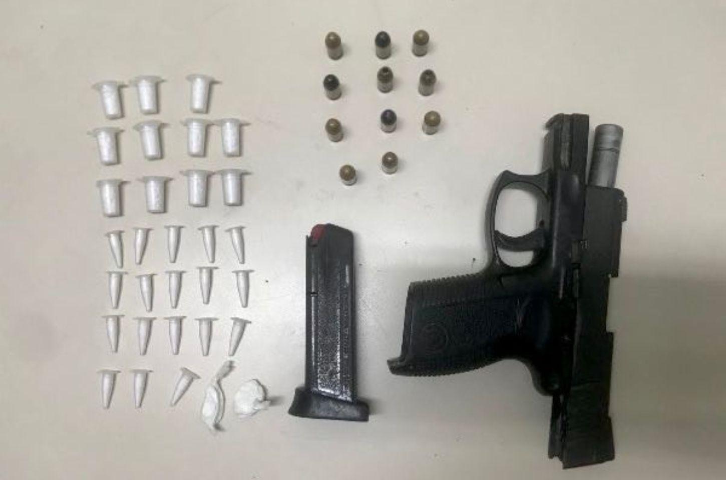 Homem é preso por tráfico de drogas e porte ilegal de arma em Serrinha