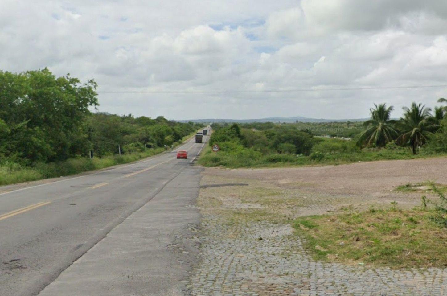 Idoso é atropelado ao tentar atravessar BR-116 em Teofilândia