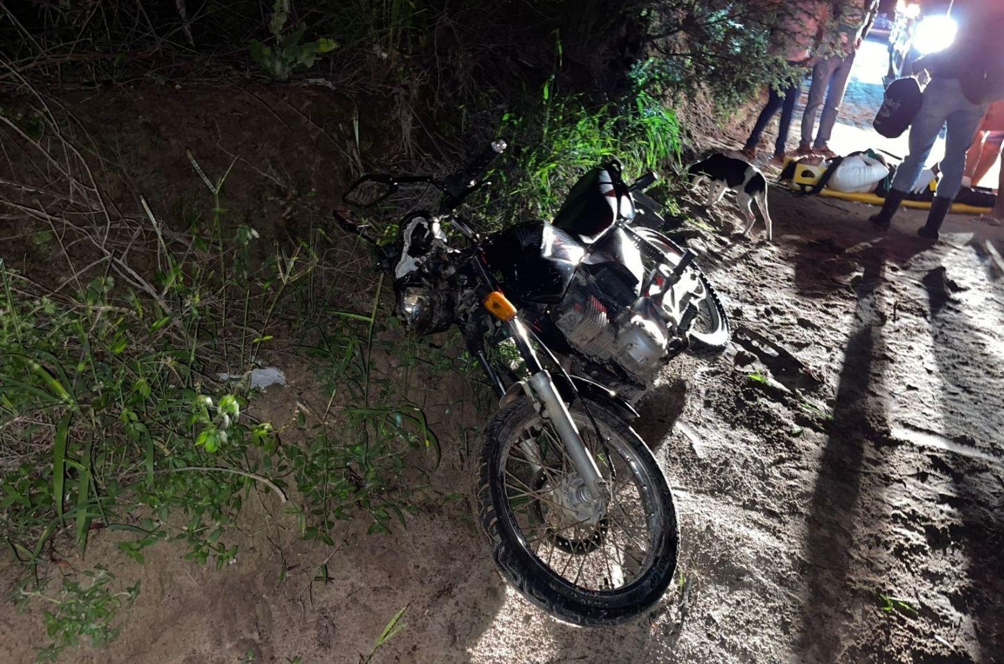 Mulher fica ferida após colisão de moto com árvore em Conceição do Coité