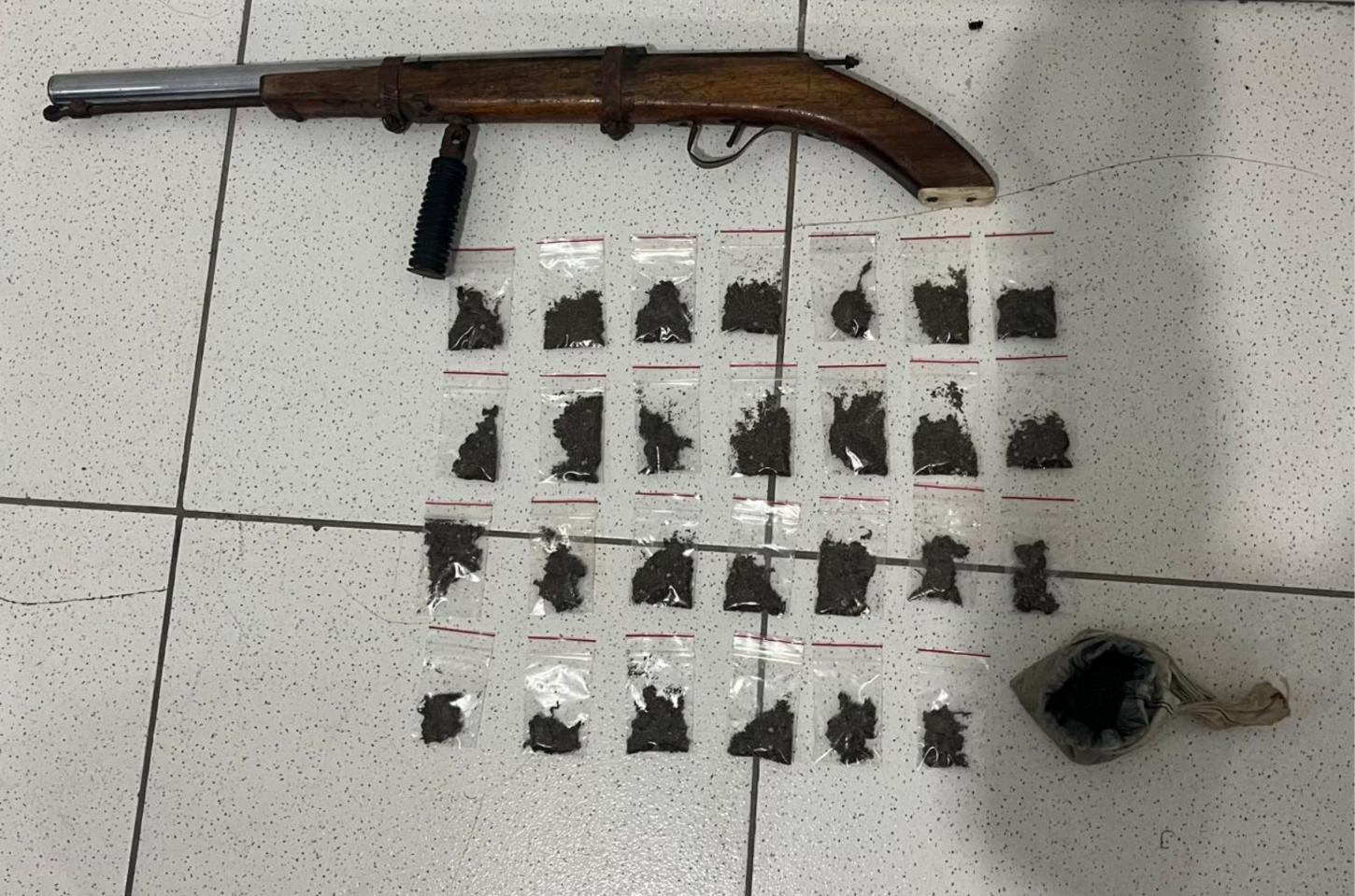 Polícia apreende arma e drogas após confronto em Serrinha