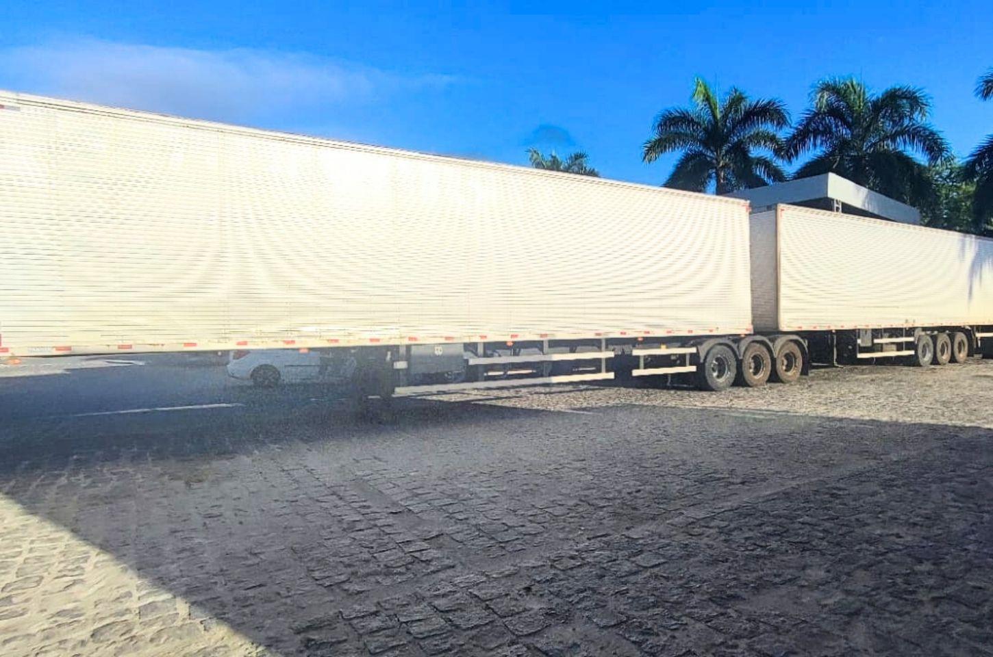 Polícia Civil recupera duas carretas com 52 toneladas de leite roubadas em Tucano