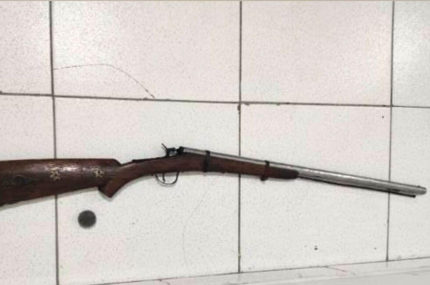 Polícia Militar apreende espingarda em Serrinha após fuga de suspeito