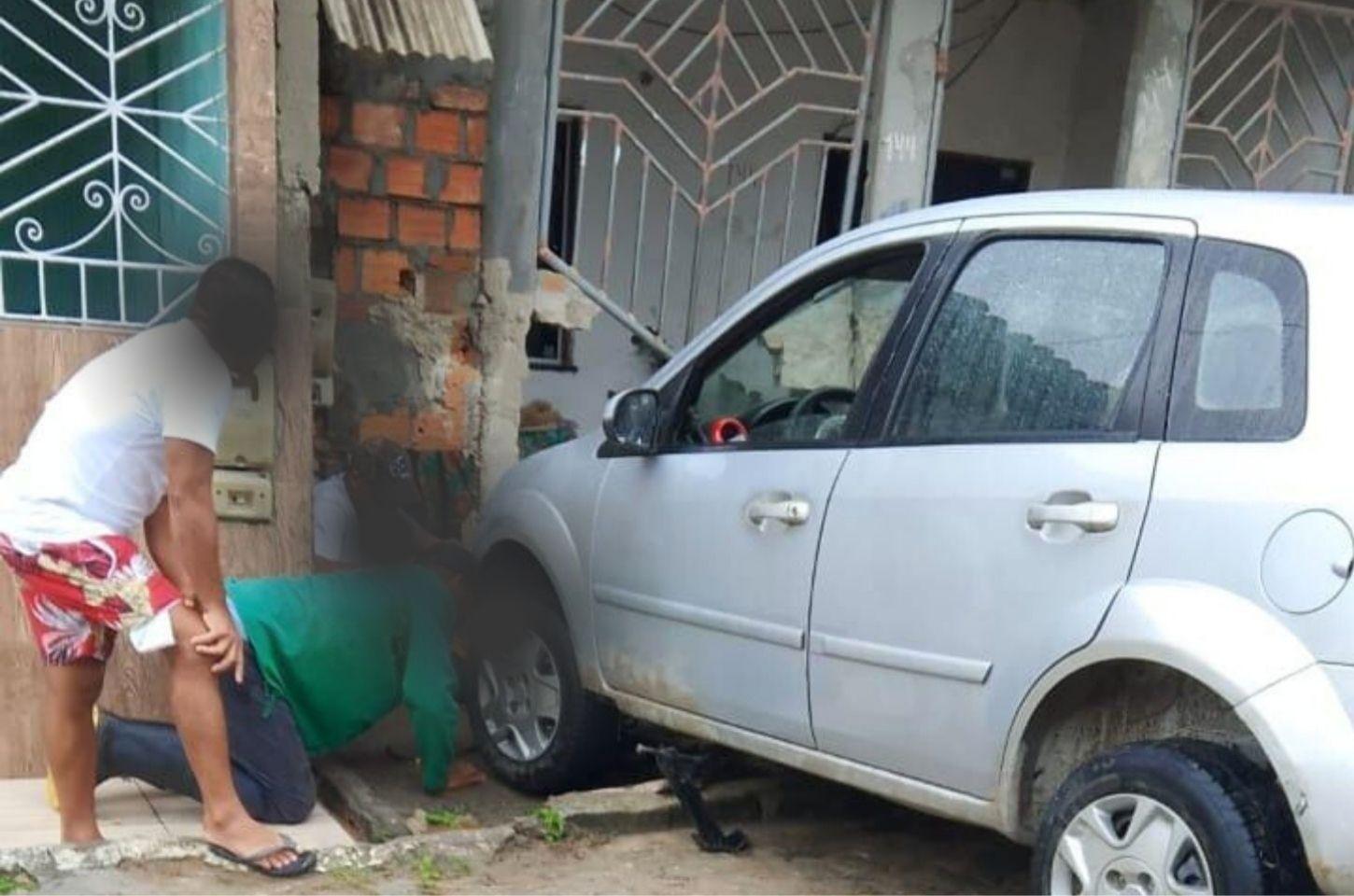 Veículo desce rua e atinge imóvel em Serrinha