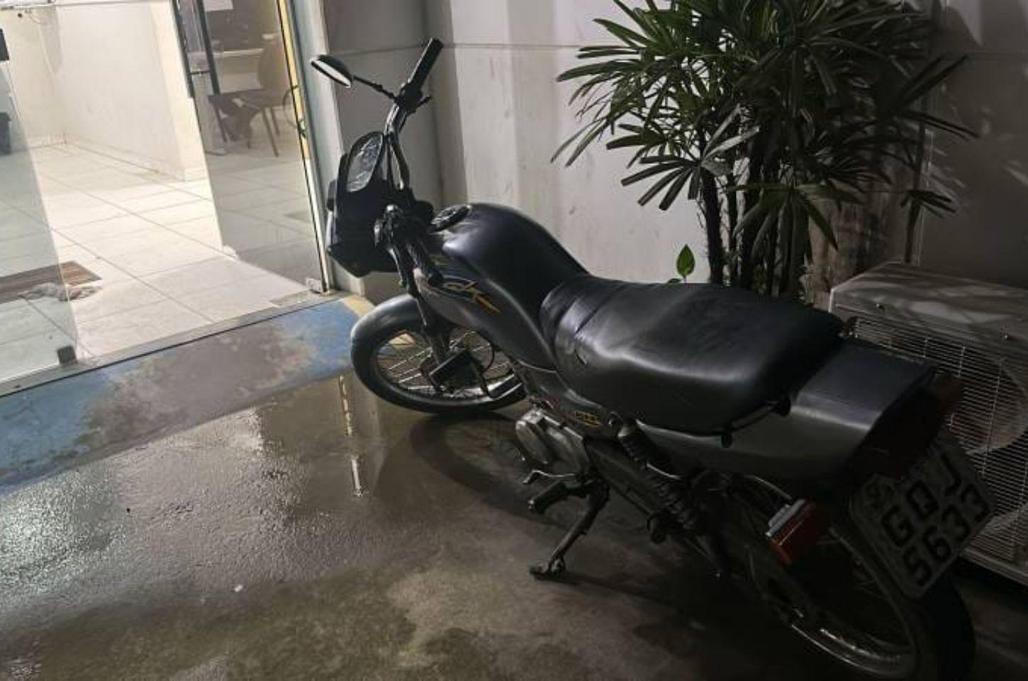 Adolescente é apreendido com drogas e motocicleta roubada em Araci