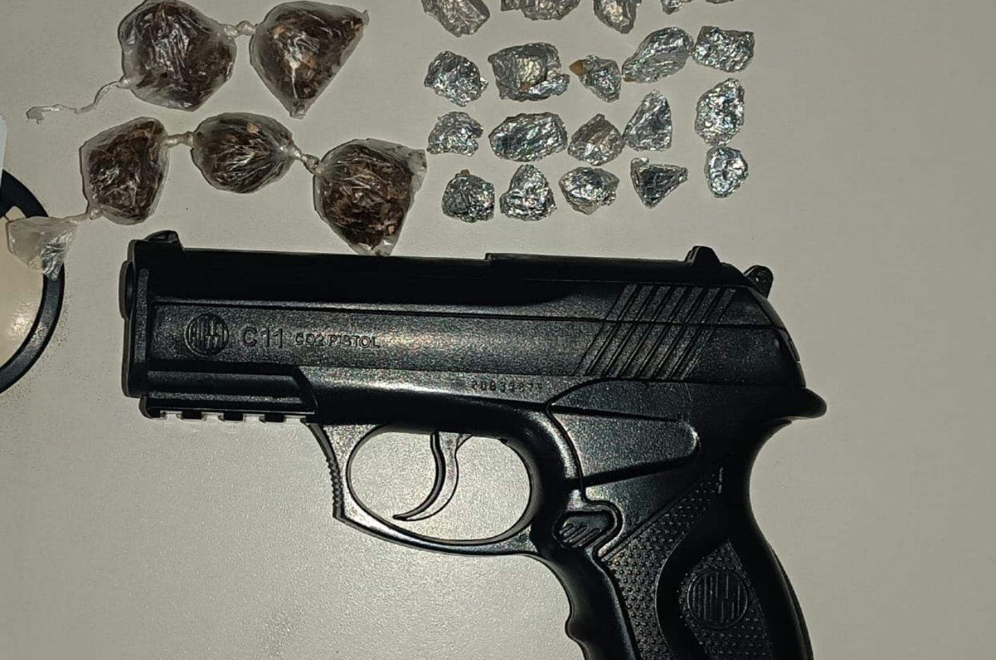 Adolescente é apreendido com drogas e simulacro de arma no entorno da Morena Bela em Serrinha