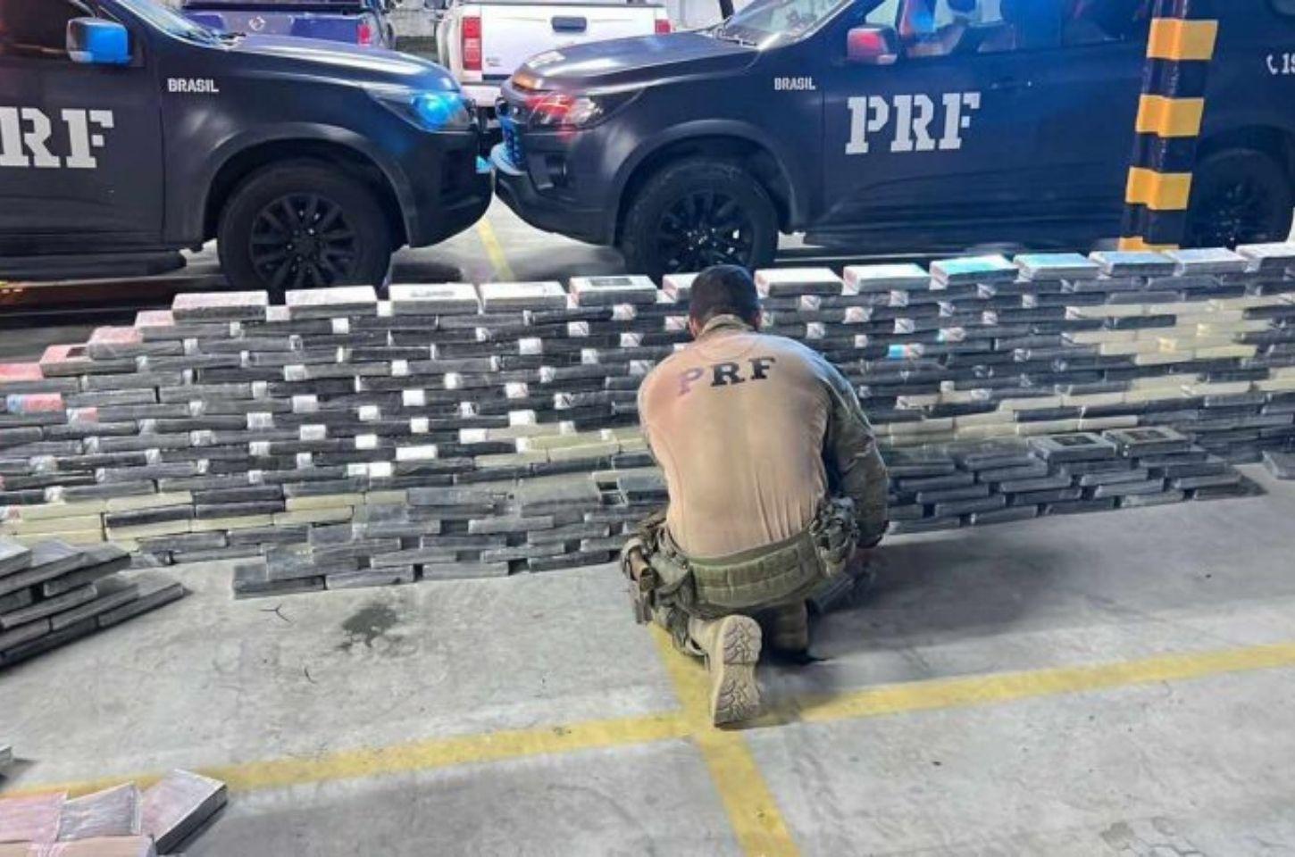 Carreta carregada com mais de uma tonelada de cocaína é interceptada pela PRF na BR-101