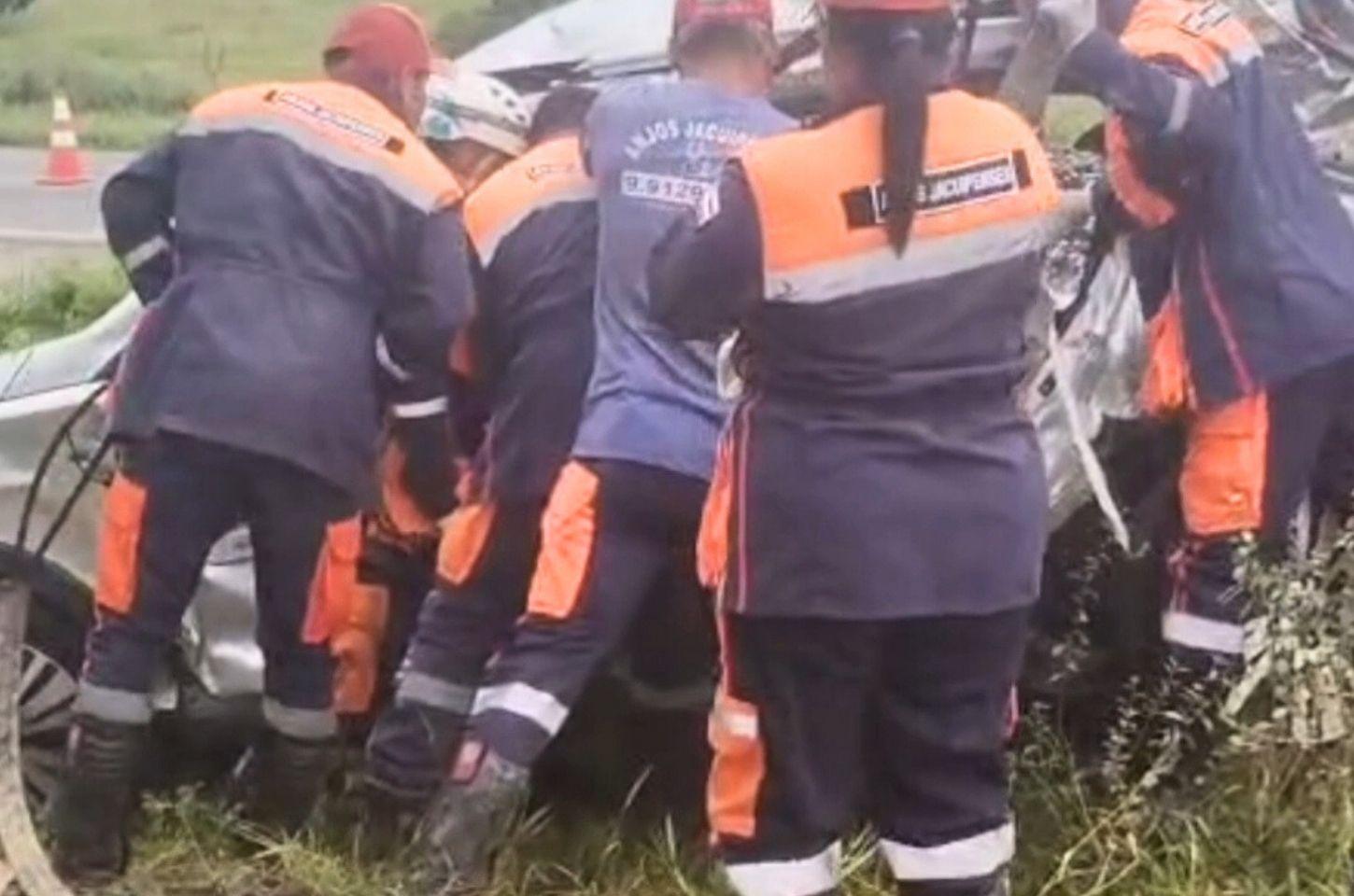 Colisão entre carro e caminhão deixa três mortos em Riachão do Jacuípe
