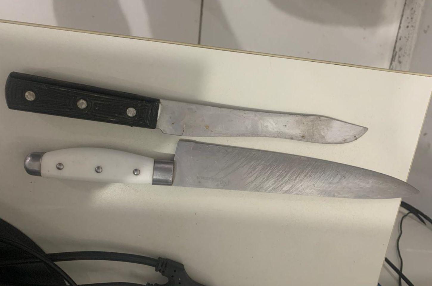 Homem é detido após ameaçar familiares com facas em Serrinha