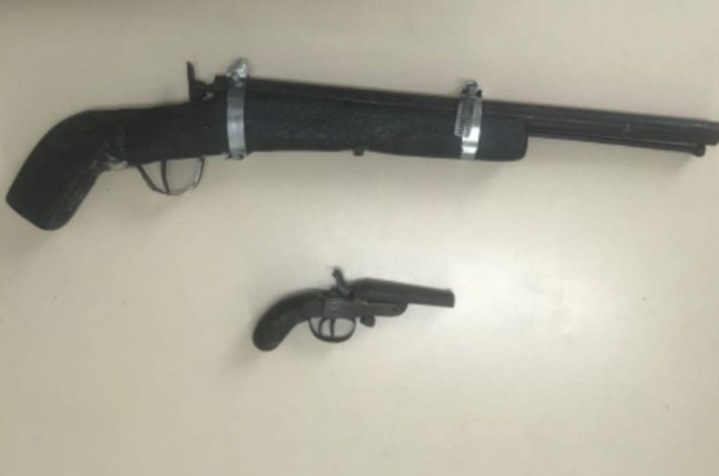 Homem em surto psicótico entrega armas após ação da PM em Serrinha