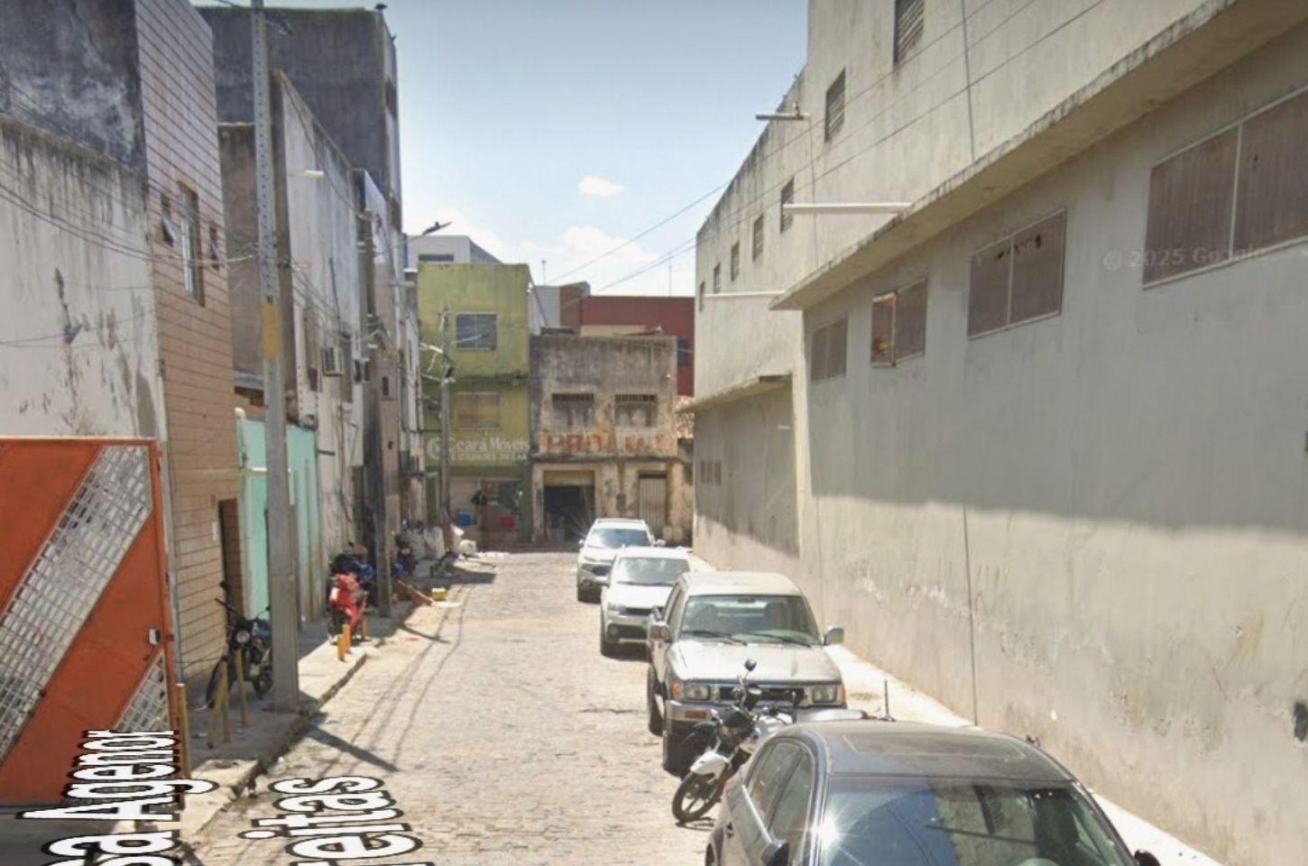 Mulher é flagrada com drogas em beco no centro de Serrinha