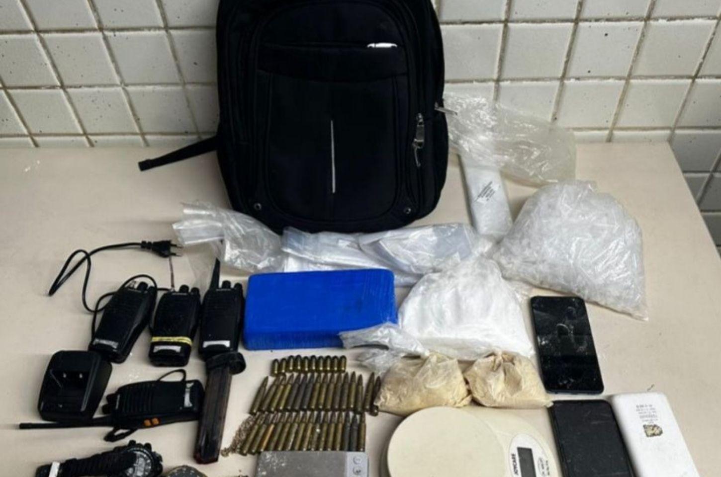 Operação da PM apreende armamento pesado e drogas em Salvador