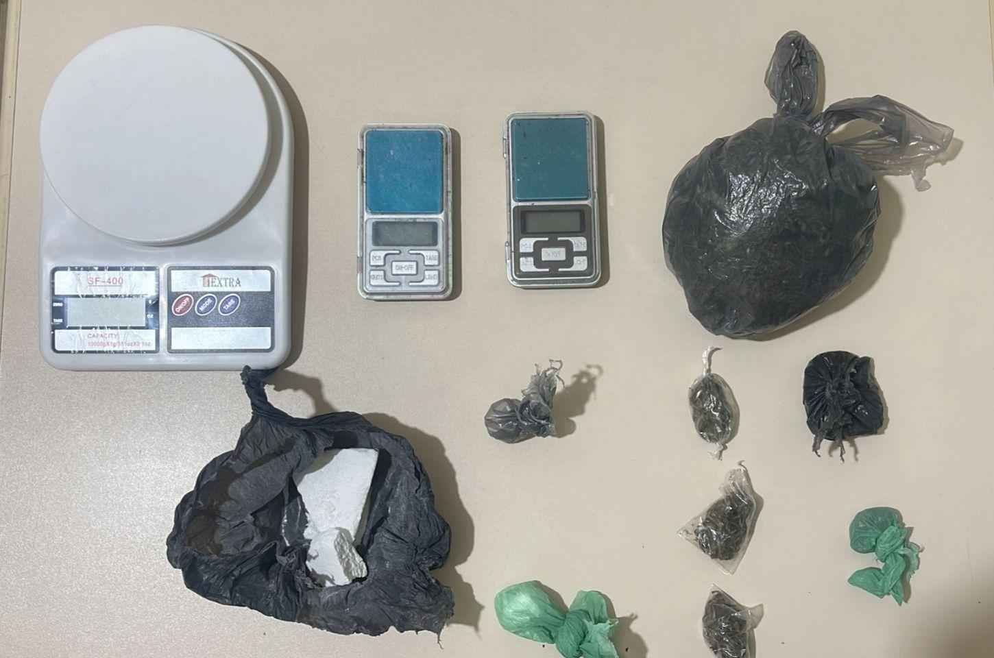 PM apreende drogas e balanças de precisão em imóvel abandonado na região do sisal 