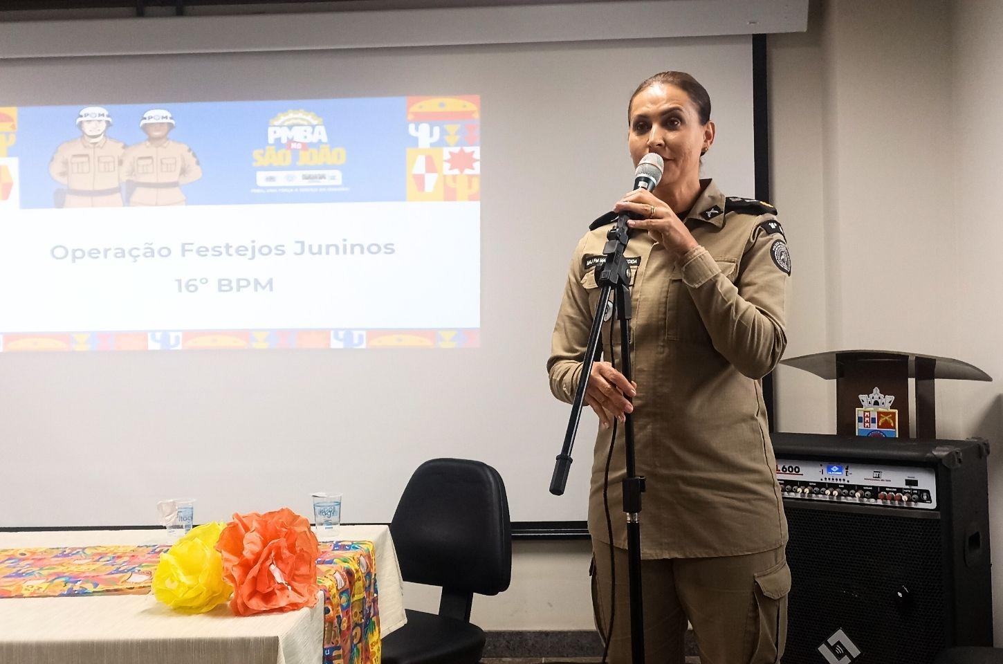 PM orienta motoristas sobre segurança nos estacionamentos durante o São João de Serrinha