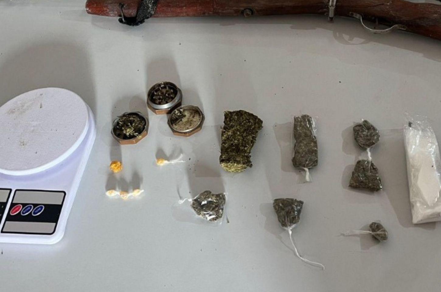 Polícia apreende arma e drogas em Santaluz após denúncia de agressão
