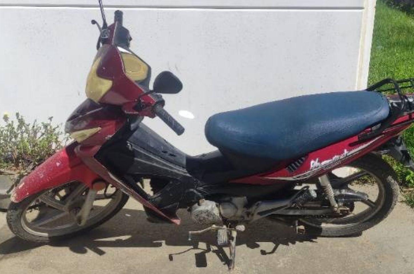 Polícia Militar recupera motoneta furtada e apreende drogas em Serrinha