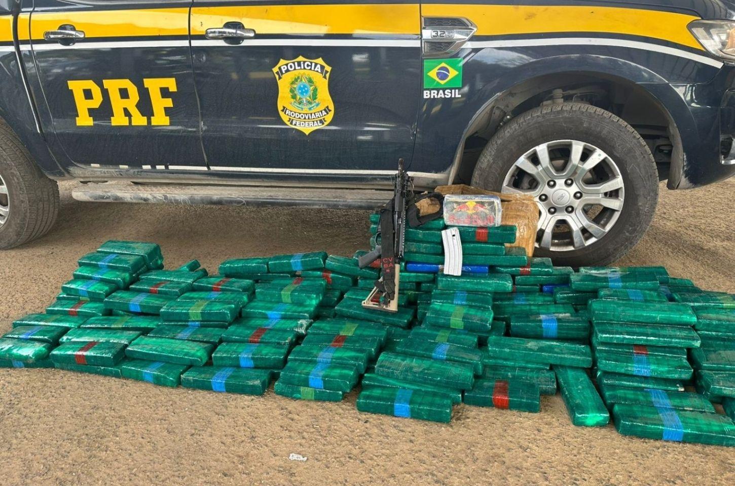 PRF descobre grande quantidade de drogas e fuzil em transporte de passageiros na BR-116