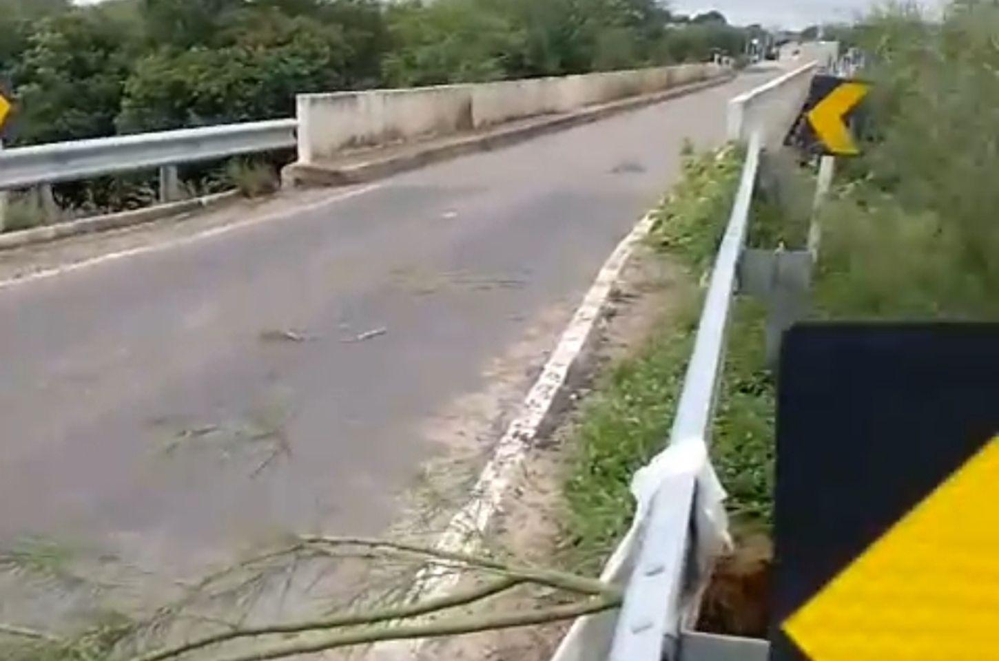 Rodovia na região do sisal é interditada temporariamente após rompimento de adutora