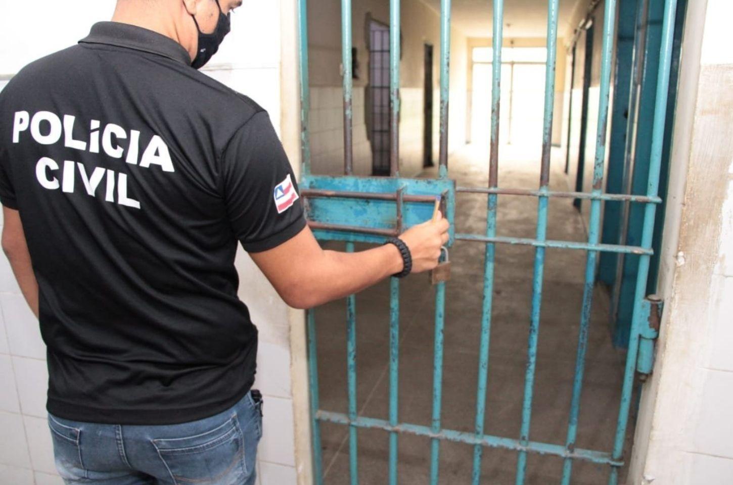 Suspeito de feminicídio é preso pela Polícia em Serrinha após se apresentar espontaneamente